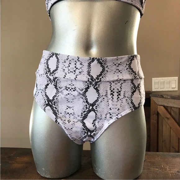 4 For 25$ Animal Print Swimsuit Bikini Set. Size Medium - Picture 3 of 9